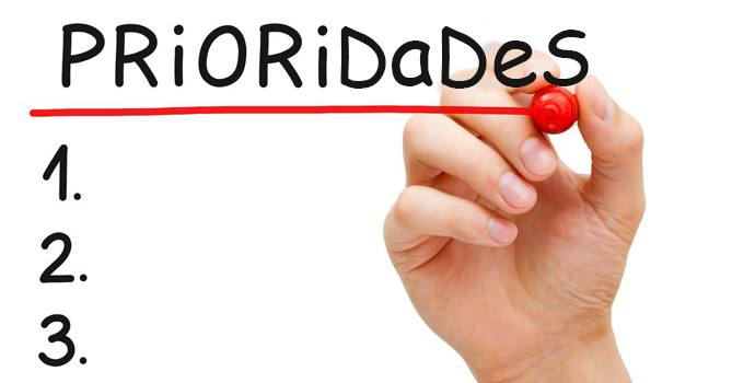 Líder definindo prioridades importantes no trabalho