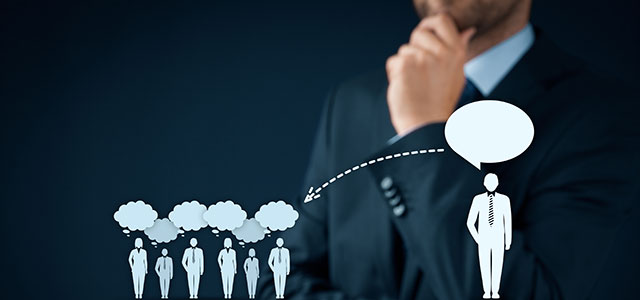 Líder servindo de exemplo para motivar a equipe no trabalho